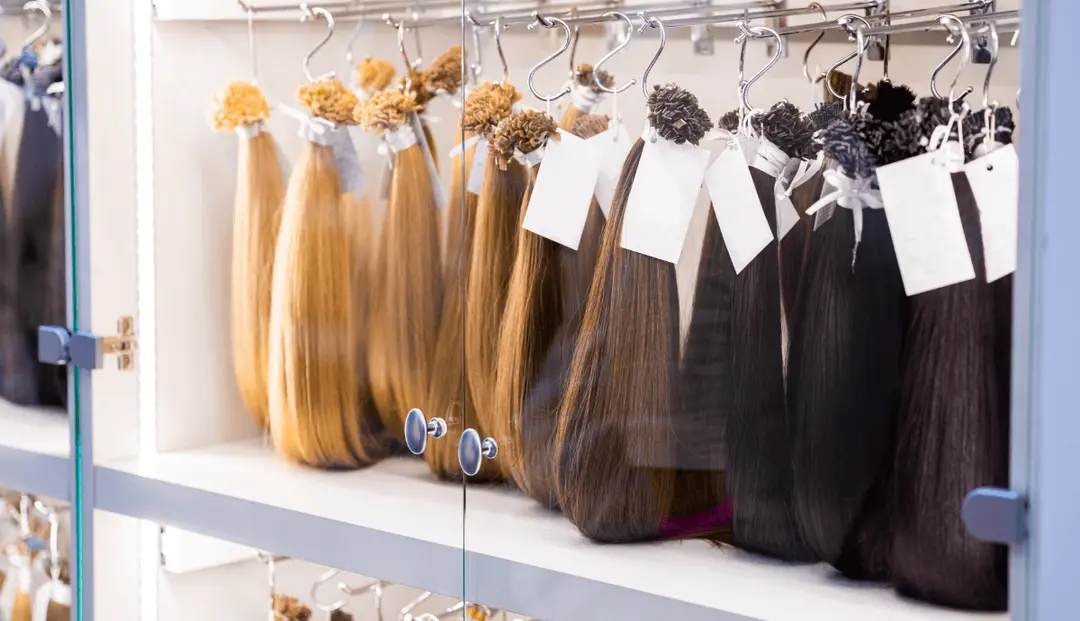 Vitrine com diferentes tipos de MegaHairs 
